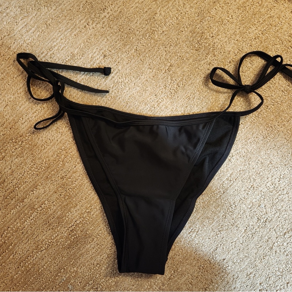 NWOT Black tie bikini bottoms
- size XS but would fit S